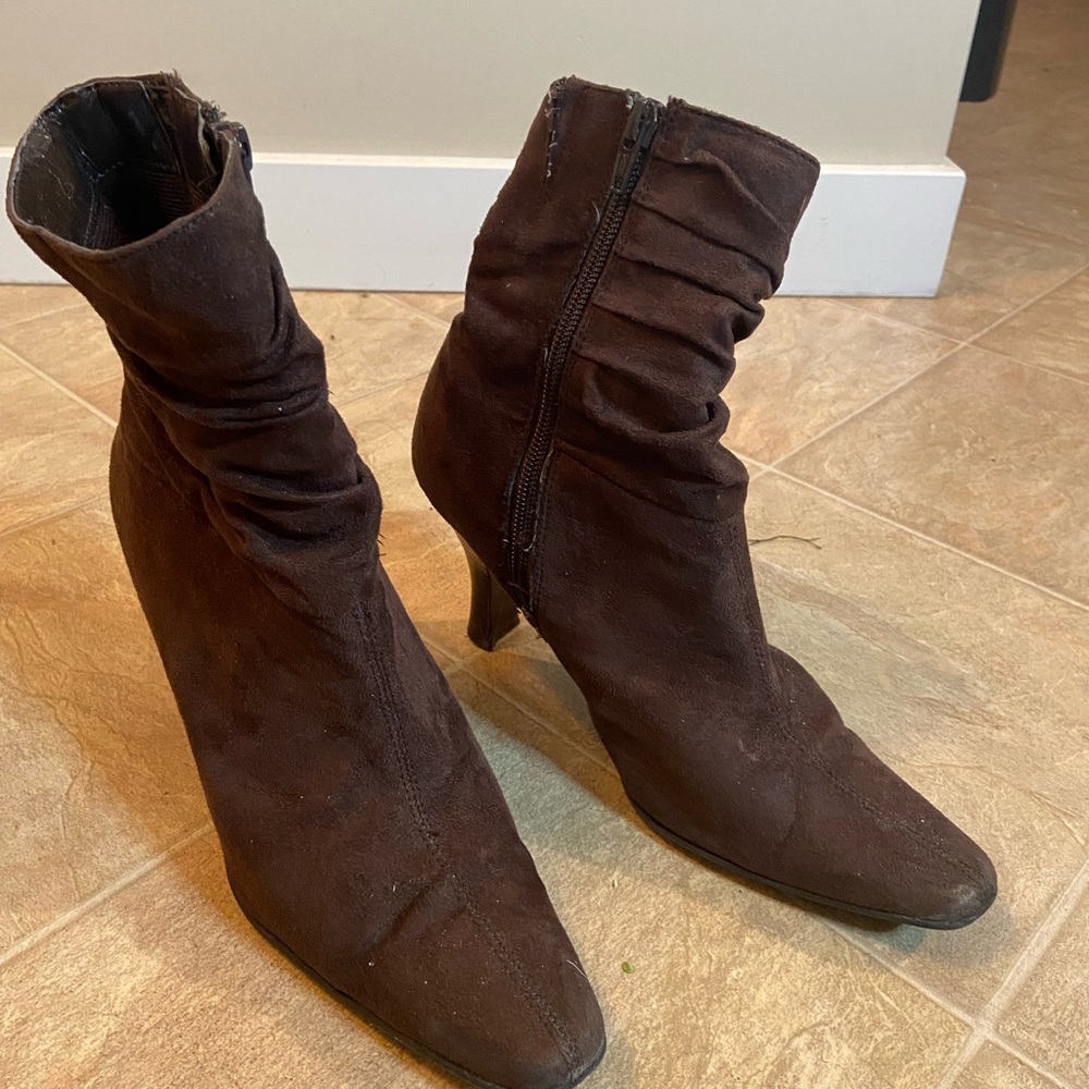 Stylish Bass chocolate brown suede 7.5 womens short boots 2.5 inch heel